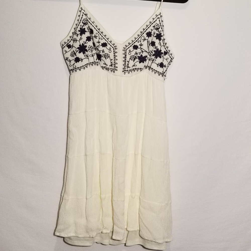 💥3/$20 Embroidered Dress